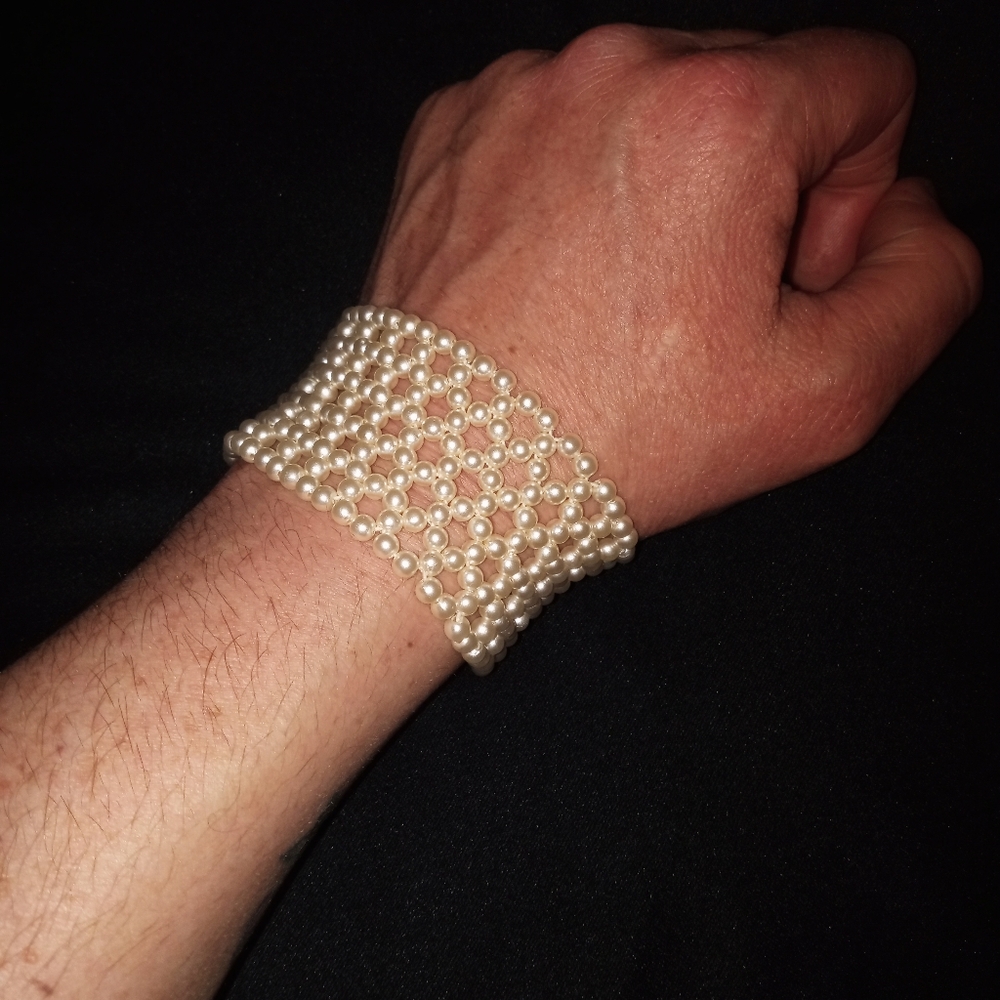 Elegant Pearl Bracelet - Picture 2 of 3